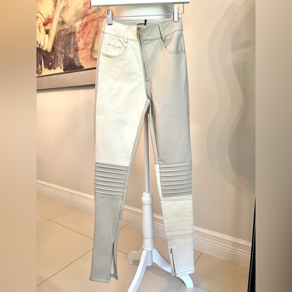 Maniere De Voir Pants - Mannequin size:
      Bust  : 32.5 
      Waist : 25.2
      Hip    : 34.5